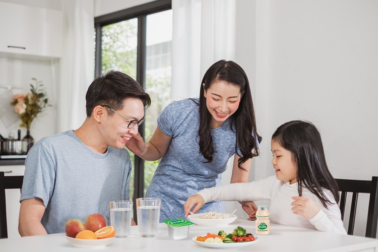 Sử dụng sữa chua probiotics là một cách giải độc kim loại hiệu quả cũng như mang lại nhiều

tác dụng hữu ích khác cho sức khỏe của cả gia đình. Nguồn: Istock