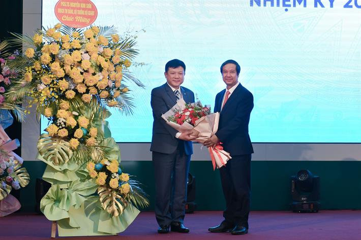 Bộ trưởng Nguyễn Kim Sơn trao Quyết định và tặng hoa chúc mừng PGS.TS Hoàng Văn Hùng