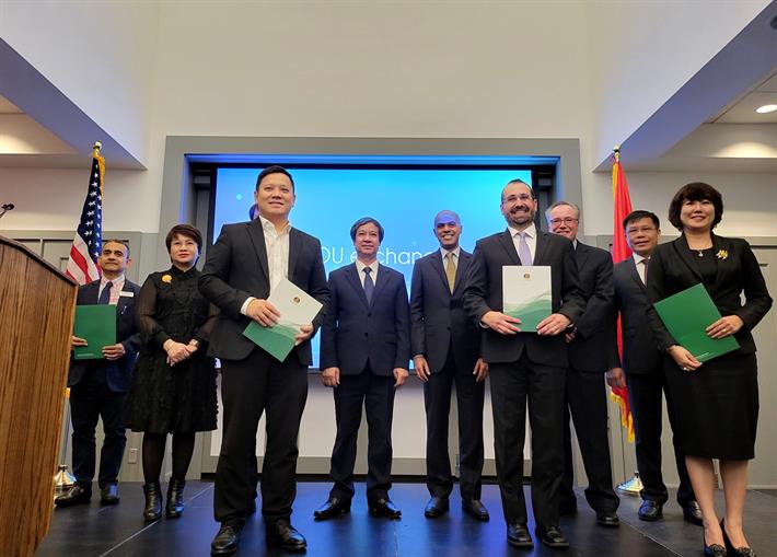 10 thỏa thuận hợp tác được trao giữa đại diện cơ quan quản lý giáo dục, đại diện các cơ sở giáo dục, tập đoàn giáo dục hai nước Việt Nam - Hoa Kỳ