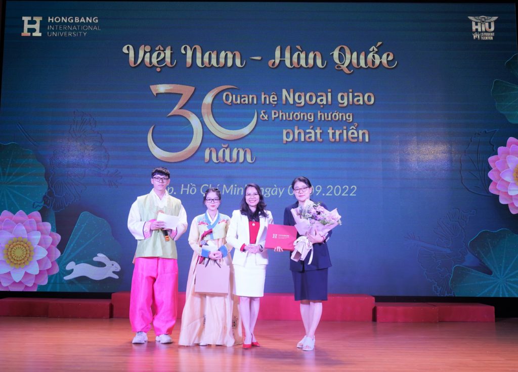 ThS. Trần Thúy Trâm Quyên, Phó Hiệu trưởng HIU (vest trắng) đại diện nhà trường tặng hoa và quà cho Tổng Lãnh sự quán Hàn Quốc tại TP.HCM