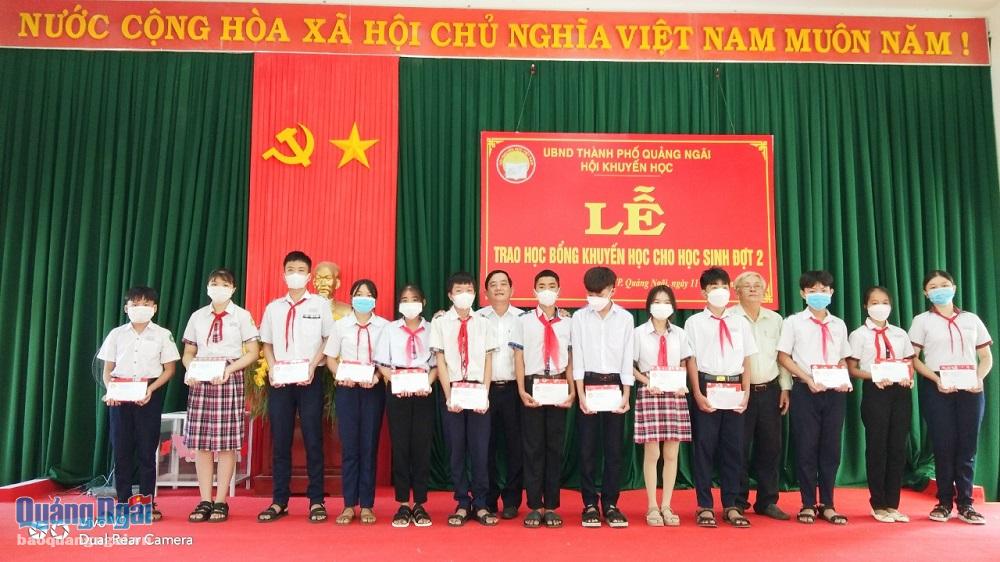 Các em học sinh nhận học bổng