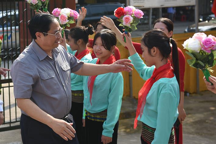 Học sinh, giáo viên Trường Tiểu học Yên Lập vui mừng đón Thủ tướng Phạm Minh Chính