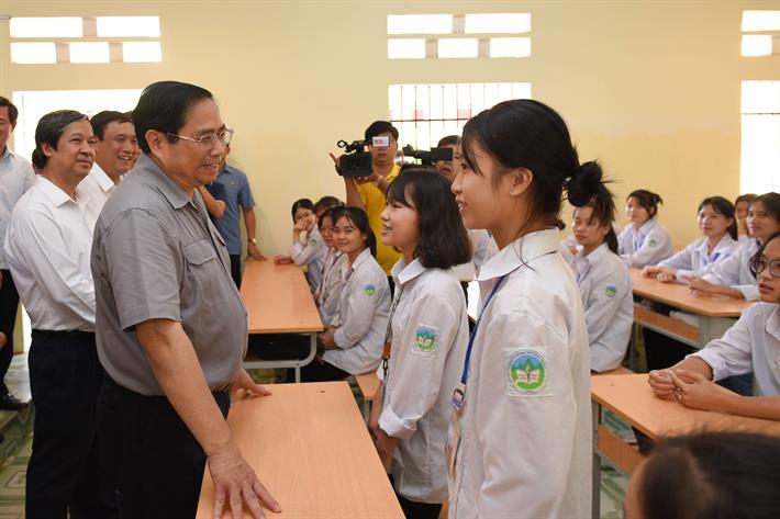 Thủ tướng trò chuyện với học sinh Trường THPT Yên Lập