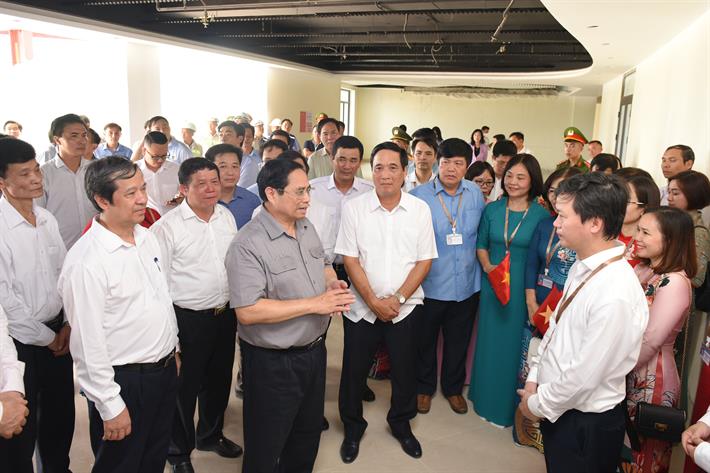 Thủ tướng kiểm tra địa điểm xây dựng Trường THPT Chuyên Hùng Vương