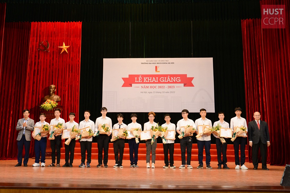 13 tân sinh viên được khen thưởng trong Lễ Khai giảng ngày 15/10. Ảnh: CCPR