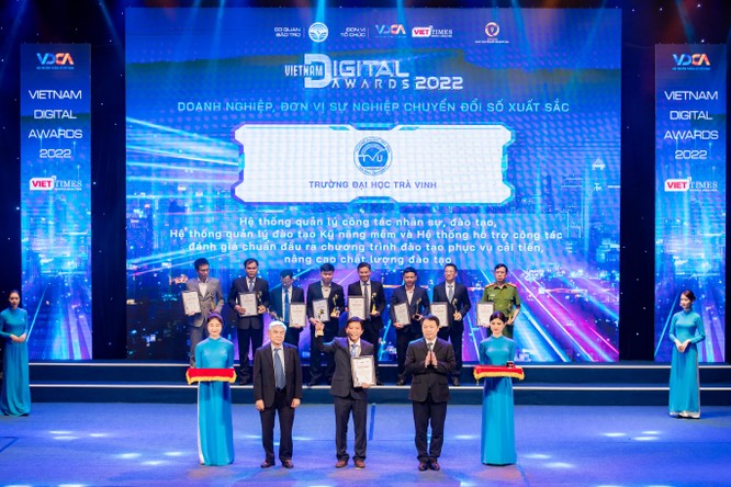 TS. Nguyễn Minh Hòa, Hiệu Trưởng Trường Đại học Trà Vinh nhận giải thưởng tại sự kiện Vietnam Digital Awards 2022