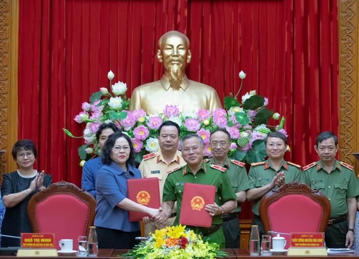 Thứ trưởng Bộ GDĐT Ngô Thị Minh và Thứ trưởng Bộ Công an Nguyễn Văn Long ký kết chương trình phối hợp giữa hai Bộ