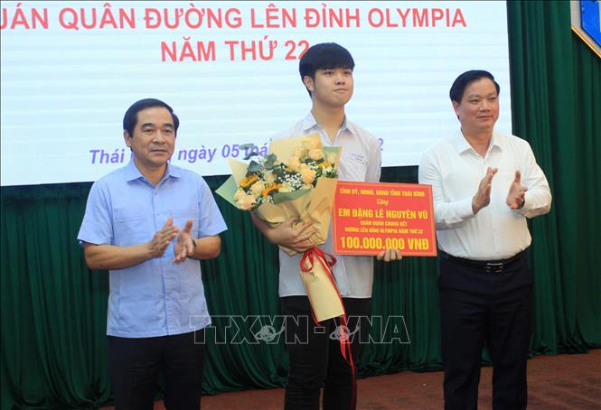 Lãnh đạo tỉnh Thái Bình trao thưởng 100 triệu đồng cho quán quân Đường lên đỉnh Olympia năm 2022 Đặng Lê Nguyên Vũ