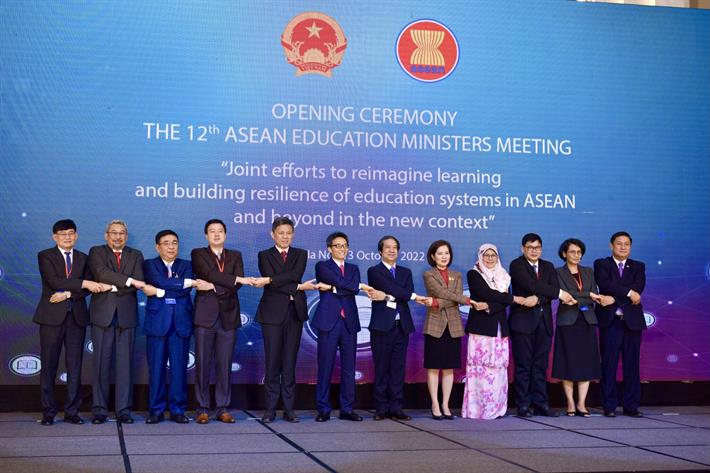 Phó Thủ tướng Chính phủ Vũ Đức Đam và Bộ trưởng, phụ trách giáo dục 10 nước ASEAN chụp ảnh lưu niệm tại lễ khai mạc hội nghị Bộ trưởng Giáo dục ASEAN lần thứ 12