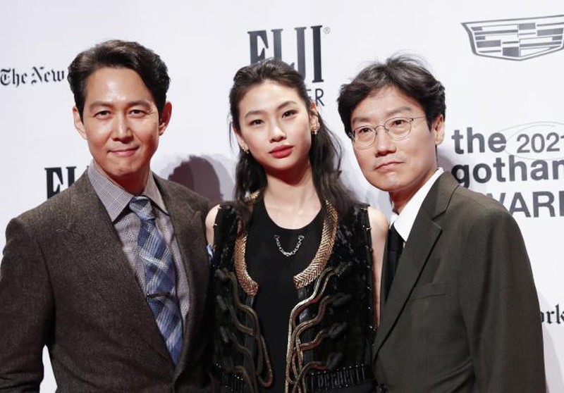 Diễn viên Lee Jung Jae, Jung Ho Yeon và đạo diễn Hwang Dong Hyuk tại lễ trao giải. Ảnh: Sports Chosun.