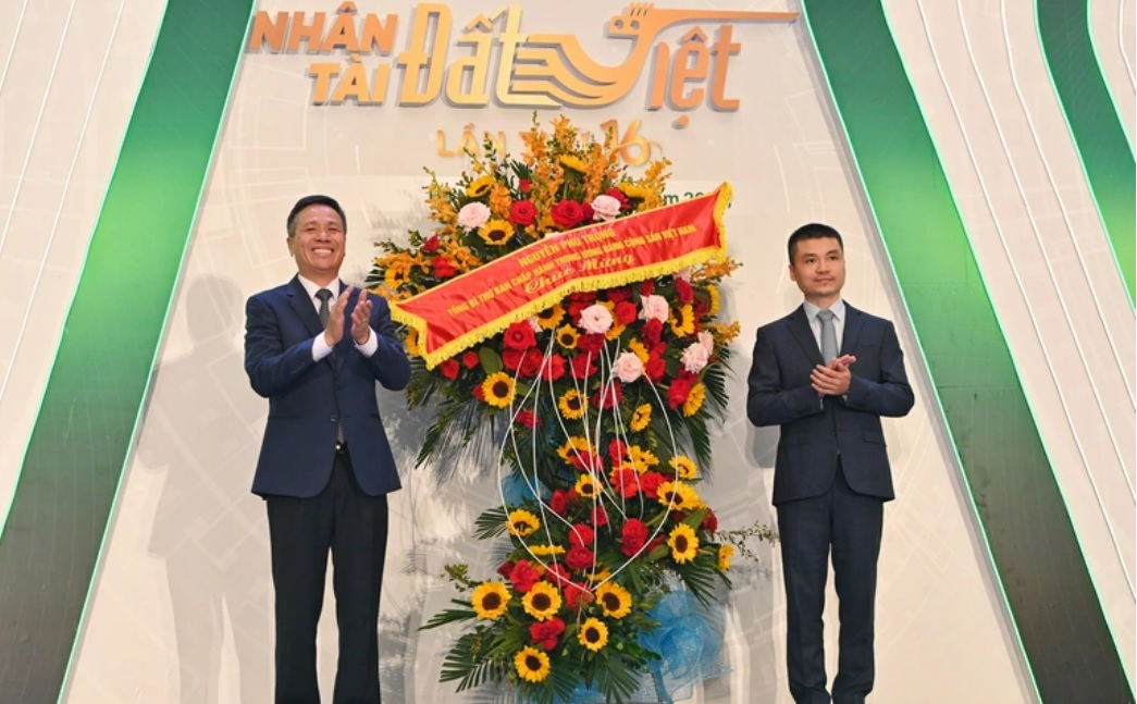 Nhân tài Đất Việt lần thứ 16 đón nhận lẵng hoa chúc mừng của Tổng Bí thư Nguyễn Phú Trọng.