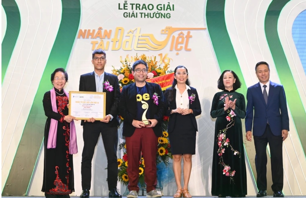 Bà Trương Thị Mai - Ủy viên Bộ Chính trị, Trưởng ban Tổ chức Trung ương và ông Tô Dũng Thái - Chủ tịch HĐTV Tập đoàn VNPT - trao giải Nhất cho nhóm tác giả.