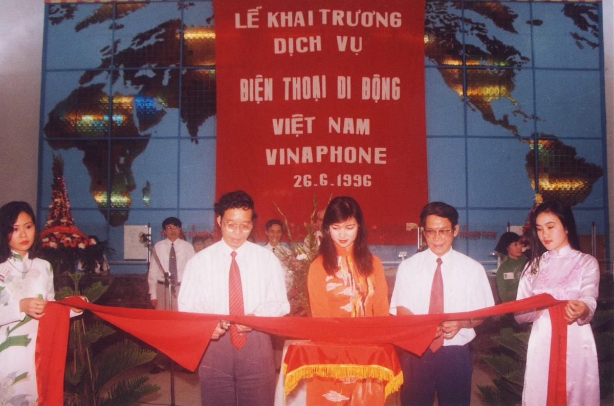 Tổng cục trưởng Tổng cục Bưu điện Mai Liêm Trực và Phó chủ tịch HĐND Thành phố Hà Nội Bằng Việt cắt băng khai trương dịch vụ Di động Việt Nam VinaPhone (26/6/1996).