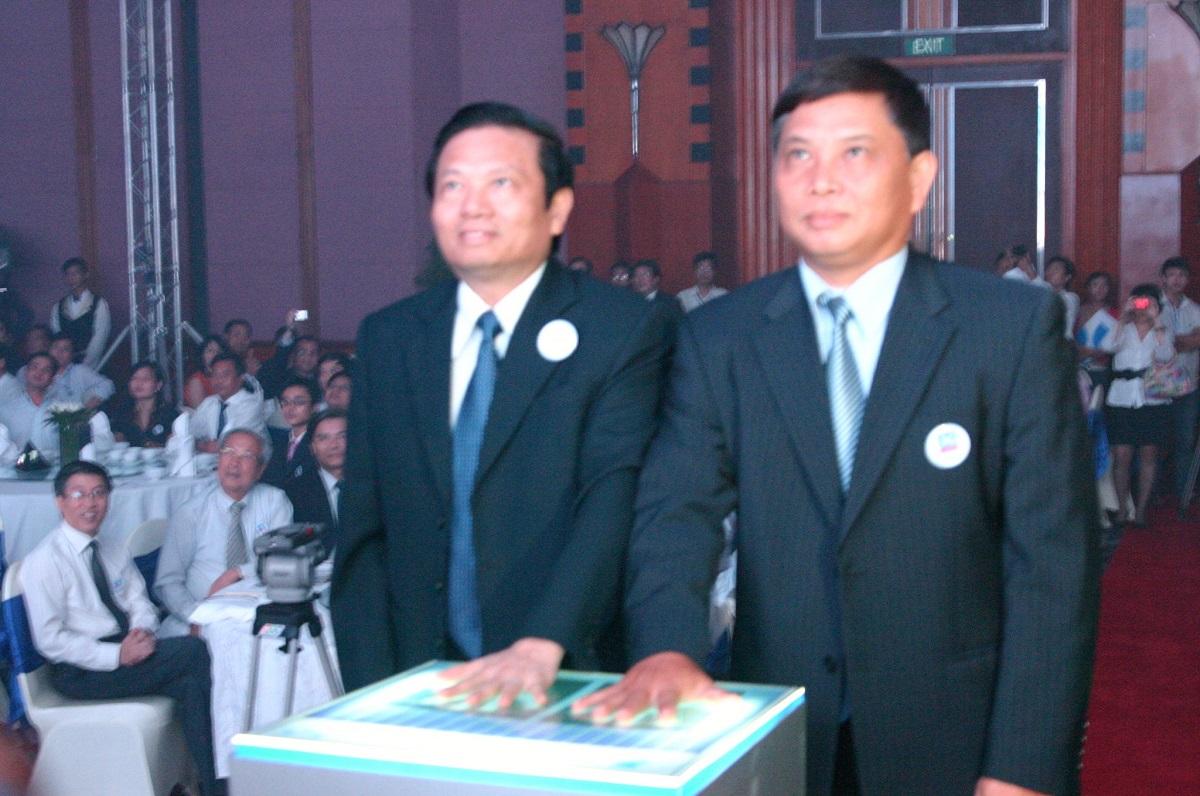 Bộ trưởng Bộ TT&TT Lê Doãn Hợp và Chủ tịch Hội đồng thành viên VNPT Phạm Long Trận nhấn nút khai trương mạng VinaPhone 3G