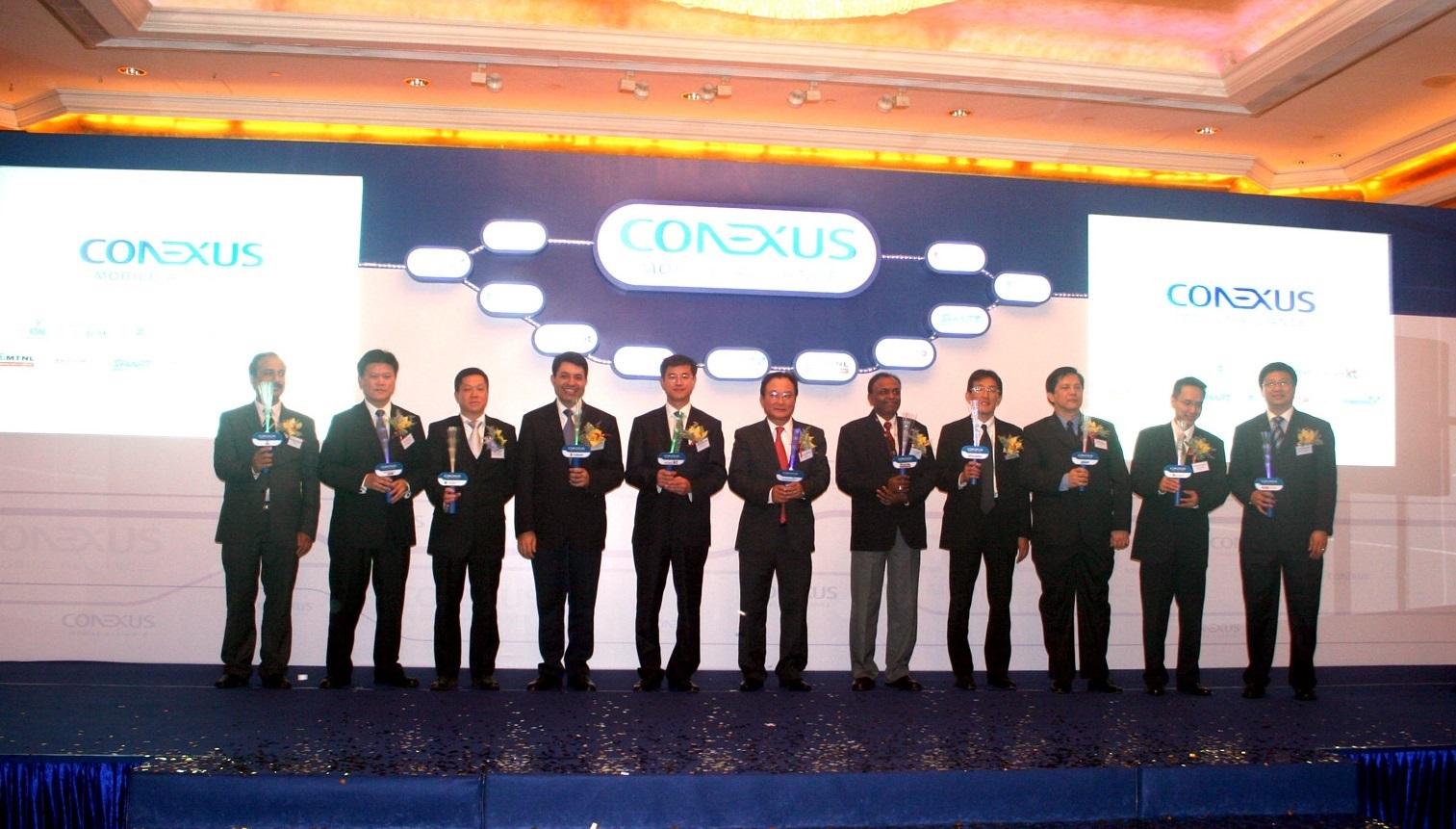 Ông Lâm Hoàng Vinh - Phó Tổng Giám đốc VNPT kiêm Giám đốc VinaPhone (đứng giữa) tại sự kiện VinaPhone tham gia liên minh Conexus ngày 17/11/2009.