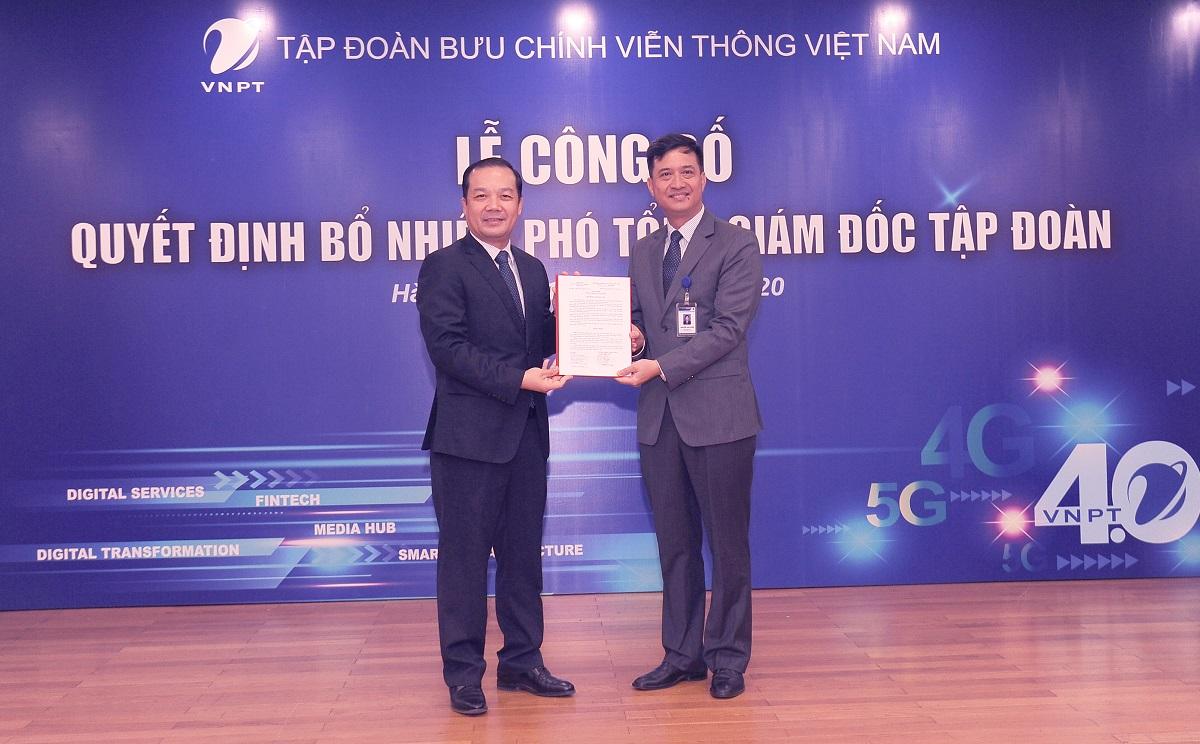 Ông Phạm Đức Long - Chủ tịch Hội đồng thành viên - Tổng giám đốc Tập đoàn VNPT trao quyết định bổ nhiệm và tặng hoa cho tân Phó Tổng giám đốc Tập đoàn VNPT Nguyễn Nam Long
