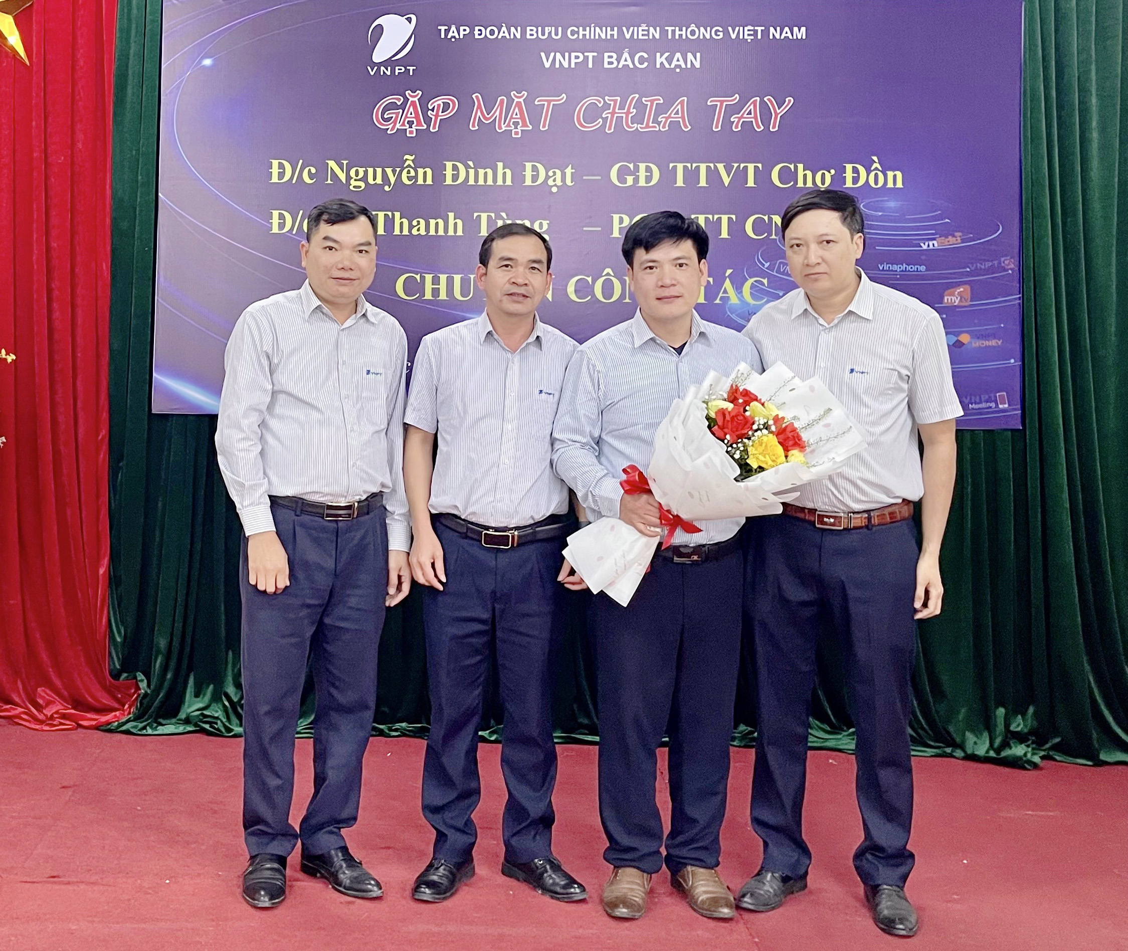 Anh Đạt chụp ảnh lưu niệm cùng Lãnh đạo VNPT Bắc Kạn trong buổi gặp mặt chia tay đơn vị