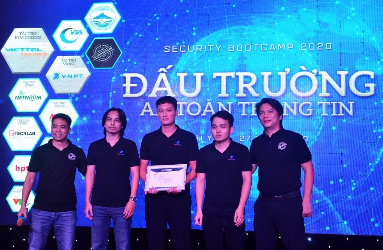 Ba chàng trai đến từ Trung tâm An toàn thông tin - VNPT-IT đã xuất sắc vượt qua các đội chơi đến từ các đối thủ đáng gờm như Viettel, CyRadar, Vietcombank, MB Bank để giành ngôi vô địch “Đấu trường An toàn thông tin” tại sự kiện Security Bootcamp 2020.