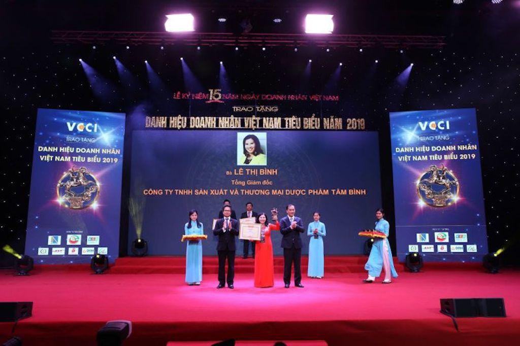 Trao nhận danh hiệu doanh nhân tiêu biểu 2019.