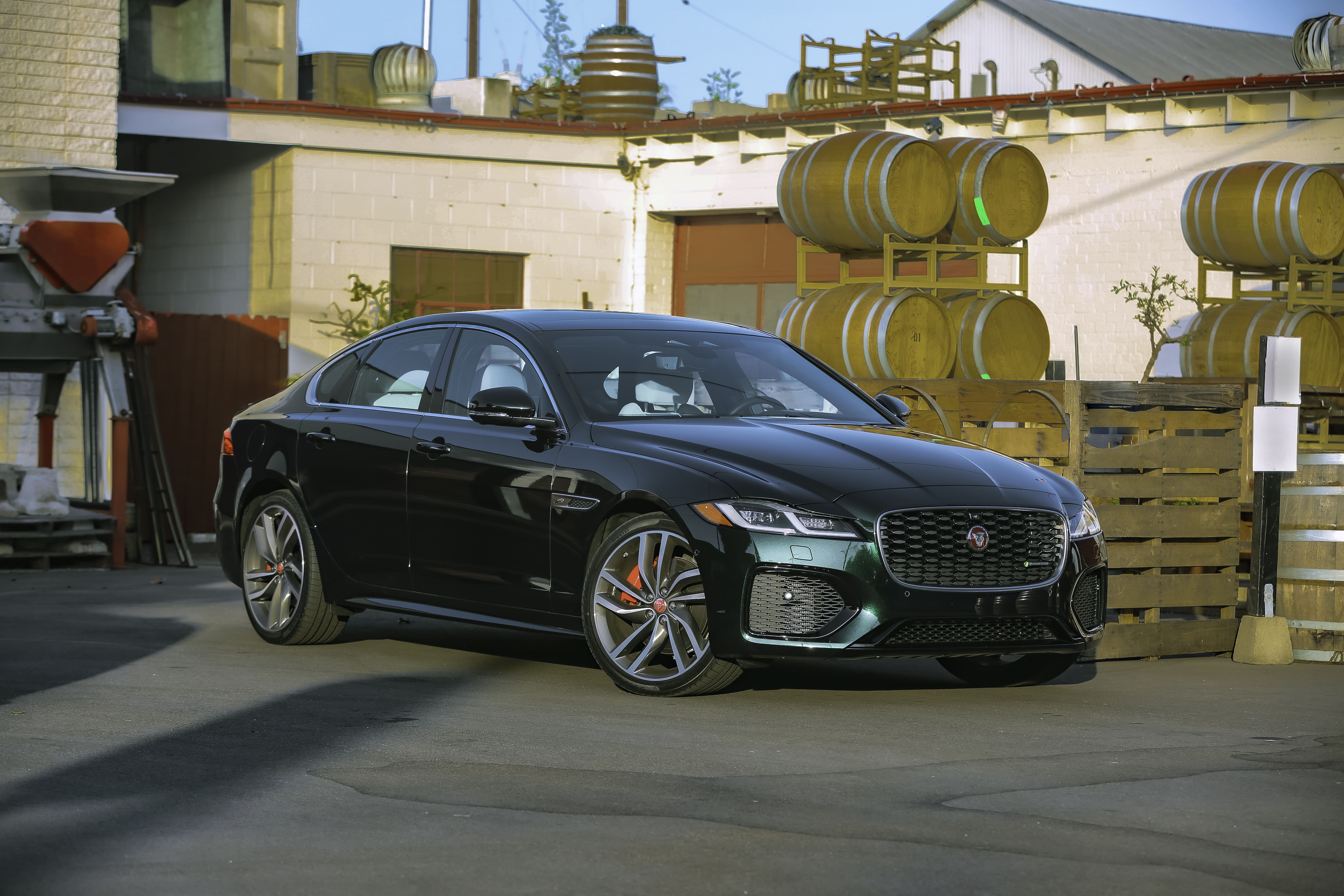 Ngoại hình của Jaguar XF nay được nâng tầm nhờ kết hợp với màu sơn độc đáo