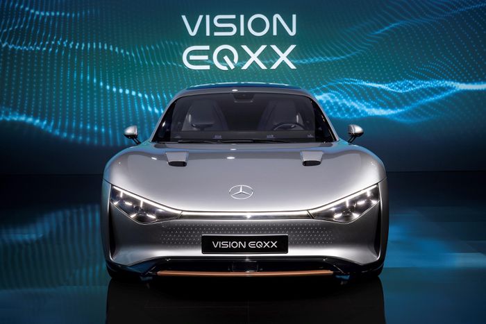Cụm pin  Vision EQXX có công suất 100kWh, nhưng nhỏ hơn 50% và nhẹ hơn 30% (495 kg) so với hệ thống pin sử dụng thông số tương tự như mẫu xe thương mại EQS 450+. Hệ thống này được phát triển bởi bộ phận HPP và cùng công ty Mercedes-Benz Grand Prix.