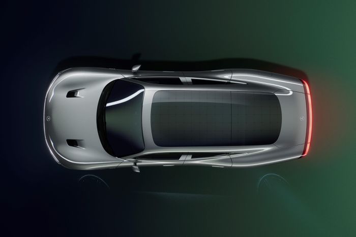 Trên phần nóc xe, Mercedes Vision EQXX được trang bị hệ thống pin năng lượng Mặt Trời có khả năng giúp xe di chuyển thêm một quãng đường khoảng 25km.