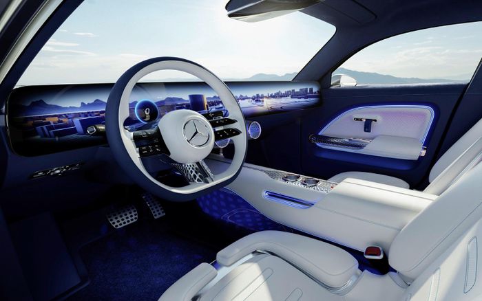 Khoang lái của Mercedes Vision EQXX được sử dụng từ nhiều vật liệu thân thiện với môi trường như Dessertex, vải bọc làm từ cây xương rồng, da nhân tạo  từ nấm và nhựa tái chế từ tã đã qua sử dụng.