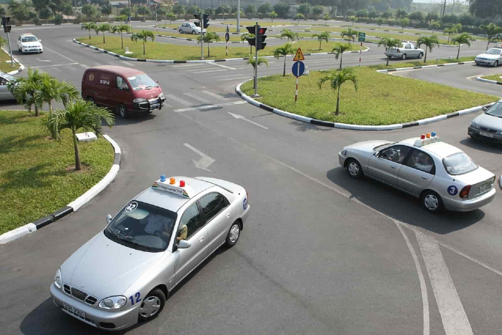Việc áp dụng phần mềm mô phỏng các tình huống giao thông trong việc đào tạo và tổ chức thi sát hạch lái xe sẽ được lùi đến ngày 1/6/2022. Theo đó, người thi bằng lái ô tô vẫn sẽ trải qua 3 bài thi truyền thống, và sau ngày 1/6/2022 sẽ có thêm bài thi trên phần mềm này