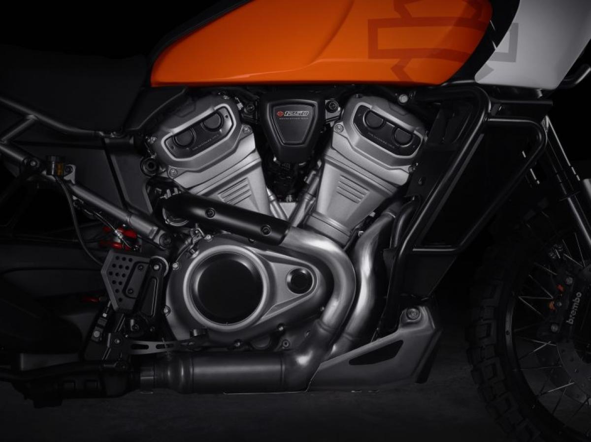 động cơ V-twin Revolution Max 1250 dung tích 1.250cc của HD sản sinh công suất 150 mã lực và mô men xoắn 127 Nm. Điểm khác biệt lần này là hộp số 6 cấp đã được tích hợp vào cùng một bộ với động cơ, thay vì tác riêng như các mẫu xe trước đây