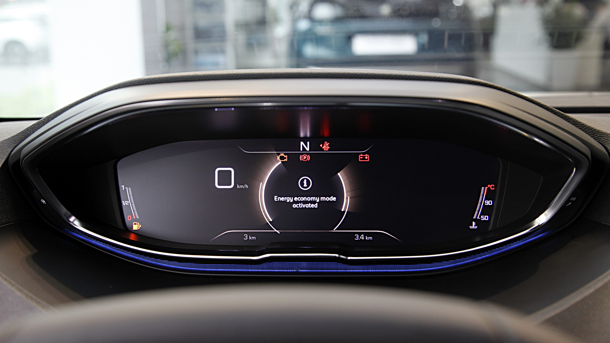 Phía sau vô-lăng là cụm đồng hồ kỹ thuật số hoàn toàn, màn hình 12,3 inch này giúp hiển thị toàn bộ thông tin vận hành của xe, đồng thời được đặt cao gần với mắt nhìn để tiện quan sát.