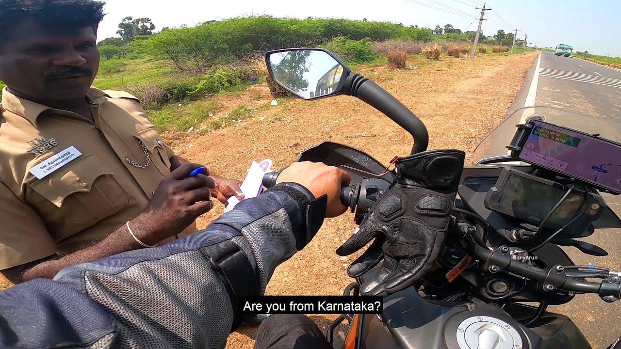 Chàng Biker bị cảnh sát chặn lại khi đang trên đường từ thành phố Pondicherry đến Tenkasi (bang Tami Nadu, Ấn Độ) 