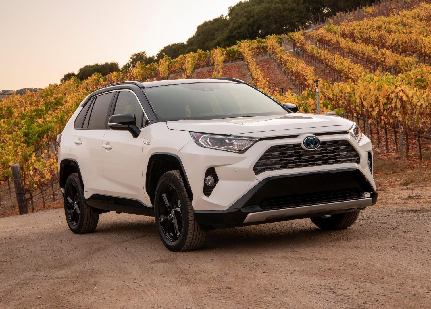 Thực tế, Toyota đã từng hợp tác với Tesla trong việc phát triển mẫu RAV4 chạy điện 