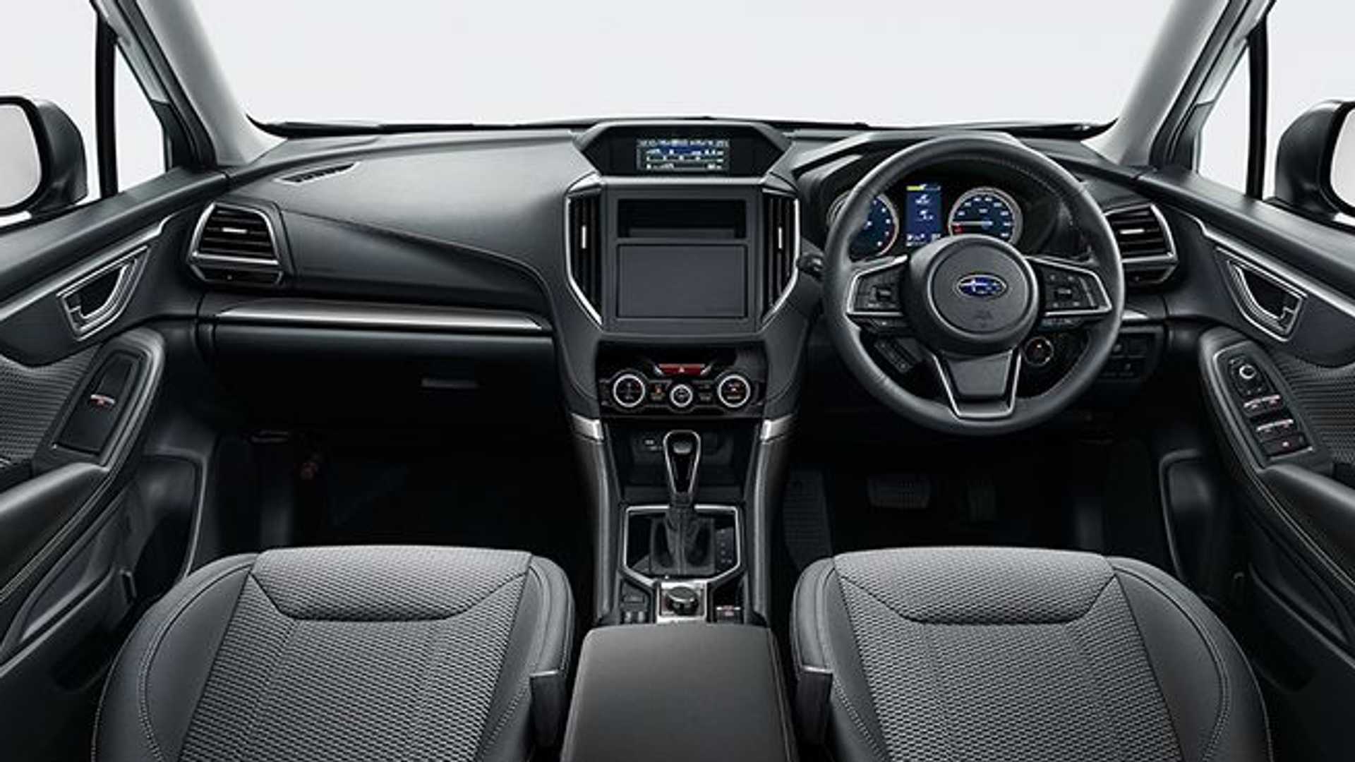 Bên trong nội thất, Subaru Forester vẫn giữ nguyên thiết kế tương đồng như phiên bản tiền nhiệm, với các thiết kế ở bảng đồng hồ, khu vực màn hình giải trí, màn hình hỗ trợ vận hành.