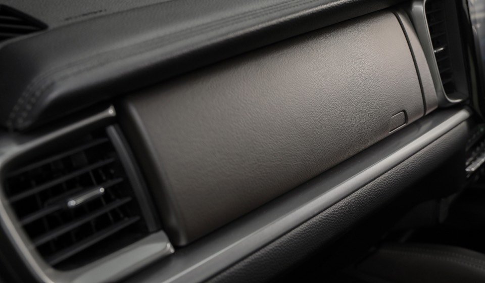 Phần tap lô của Mazda BT-50 sẽ chỉ được trang bị nhựa giả da dơn thuần, các cửa điều hòa có thiết kế mới với viền sơn bạc nhằm tăng tính thẩm mĩ. 