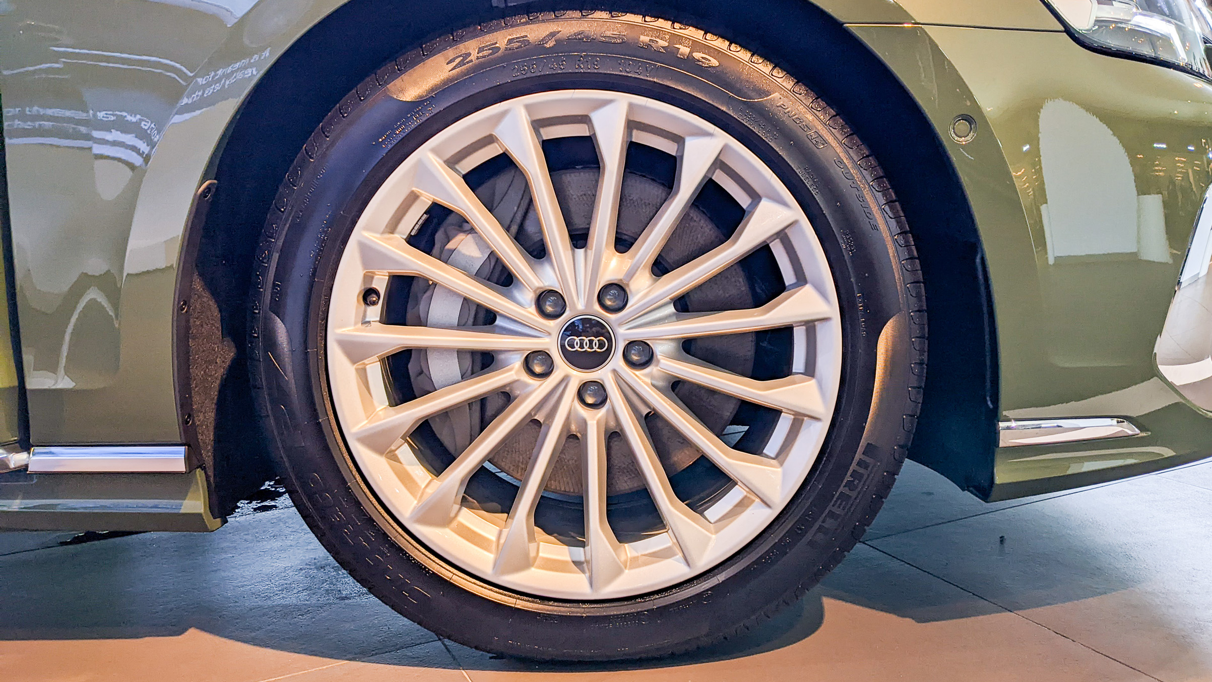 Audi A8L được trang bị bánh mâm đa chấu đường kính 19 inch.