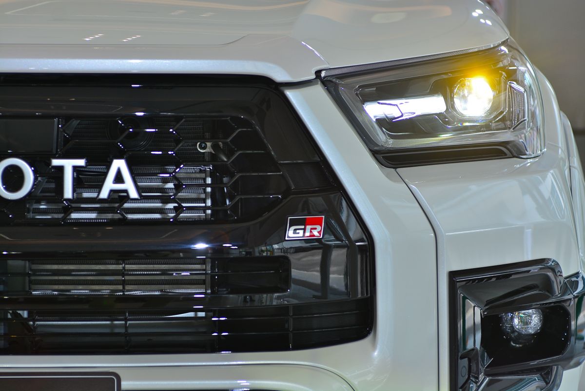 Thêm vào đó là lưới tản nhiệt mới với chữ Toyota thay thế cho phần logo quả địa cầu thông thường, tương tự như Land Cruiser GR Sport mới. Cản trước được phối màu gồm màu đen cùng với màu sơn của xe, trong khi phần đèn sương mù có viền đen bóng hơn.