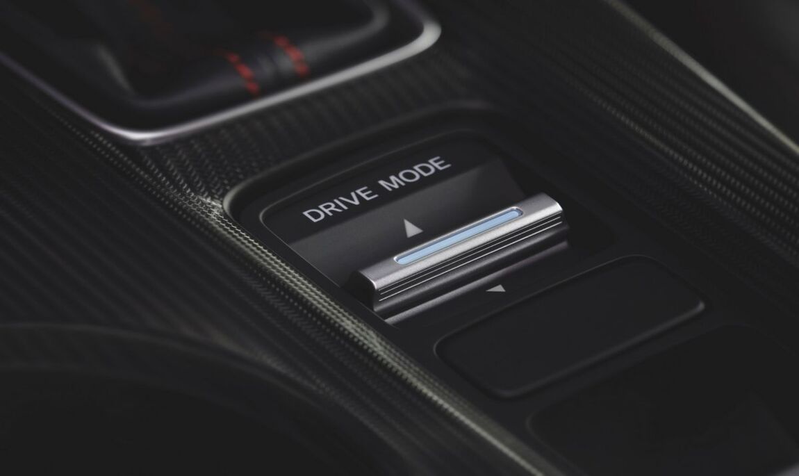 Trên phiên bản RS, hệ thống đèn pha full-LED, gạt mưa tự động, ghế bọc Ultrasuede màu đen, đèn chiếu sáng xung quanh màu đỏ, gương chiếu hậu tự động làm mờ, điều hòa khí hậu hai vùng, bàn đạp hợp kim, lẫy chuyển số và chế độ lái Sport mới. 