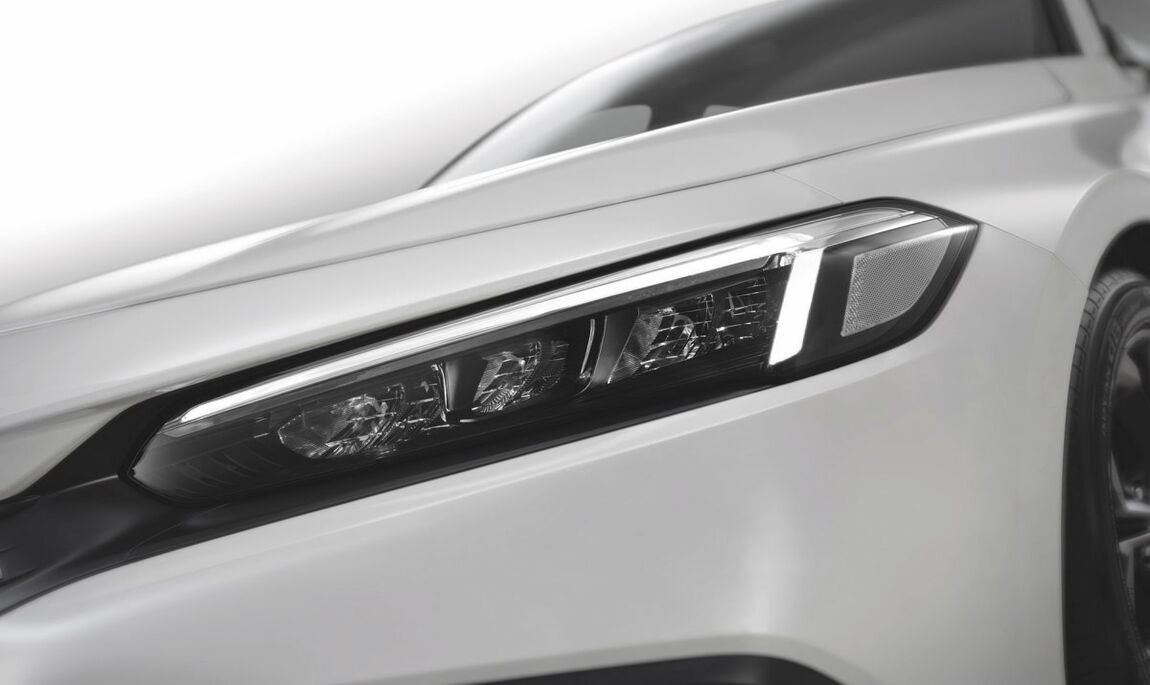 Honda Civic mới có vẻ thay đổi hoàn toàn so với thế hệ cũ, với đèn pha mỏng hơn, loại bỏ thanh crôm “Solid Wing Face”, nắp ca-pô dài hơn và một đường thẳng đơn giản chạy dọc từ đèn trước đến đuôi đèn.