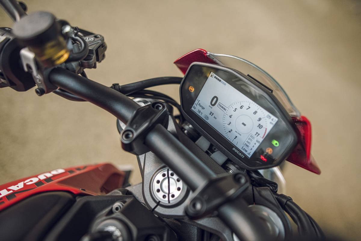 Các công nghệ hỗ trợ hiện đại có mặt trên Ducati Monster 2021 tại Thái Lan gồm phanh ABS, kiểm soát độ bám đường, hệ thống kiểm soát chống bốc đầu, hệ thống hỗ trợ đề-pa, Quick Shift 2 chiều. Đi kèm với đó là 3 chê độ lái Sport, Touring và Urban.