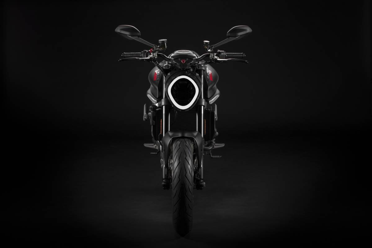 Được chính thứ giới thiệu từ tháng 12 năm ngoái, Ducati Monster được xem là mẫu naked bike thu hút khách hàng nhất của hãng xe đến từ Ý. Thế hệ mới của Ducati Monster đã “lột xác” hoàn toàn về cả ngoại hình lần trang bị. 