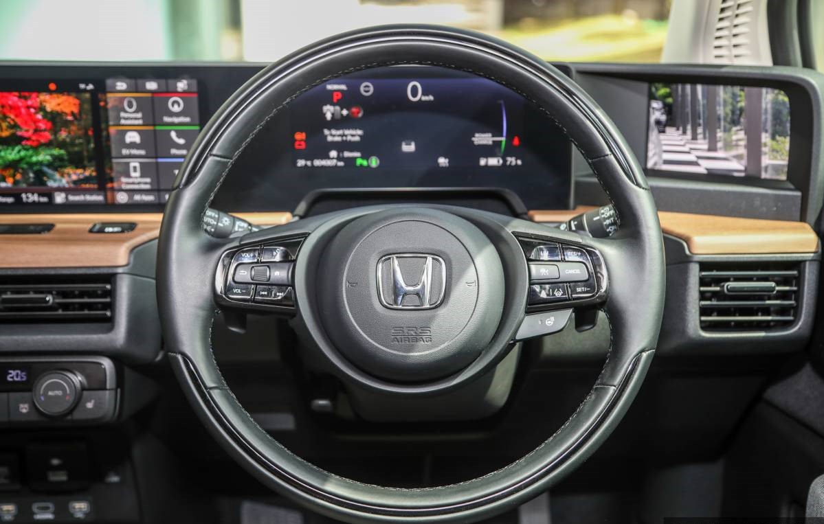 Honda e EV được hỗ trợ sạc xoay chiều AC Type 2 và sử dụng bộ sạc điện có công suất 7,4kW (nguồn 1 pha) và 22kW (nguồn 3 pha), việc sạc đầy 100% pin sẽ mất khoảng 4,1 tiếng.