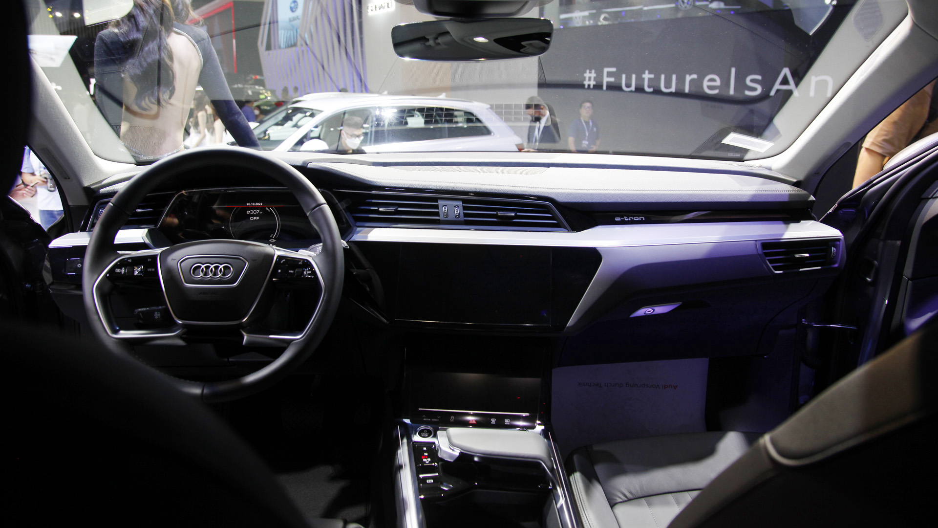 Triển lãm Ô tô Việt Nam 2022: Audi e-tron SUV có hai phiên bản, khởi điểm từ 2,97 tỷ đồng - Ảnh 2.