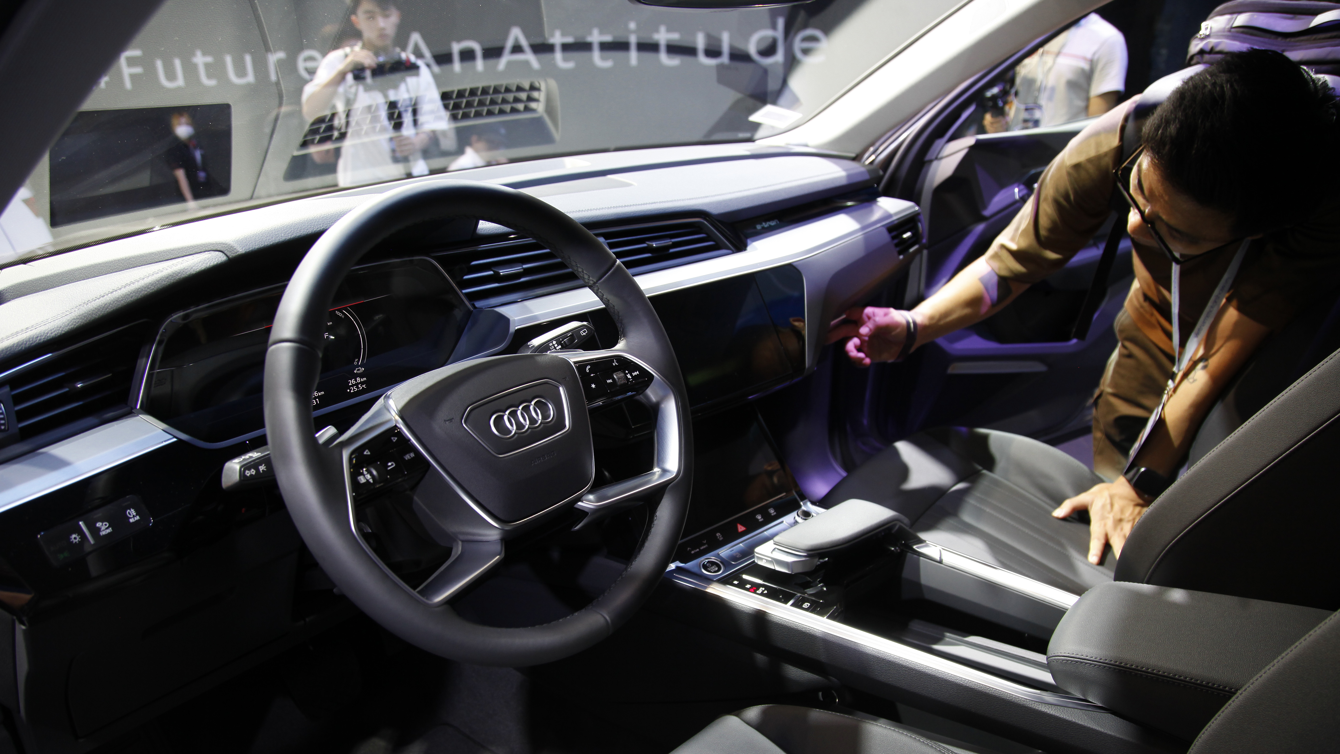 Triển lãm Ô tô Việt Nam 2022: Audi e-tron SUV có hai phiên bản, khởi điểm từ 2,97 tỷ đồng - Ảnh 7.