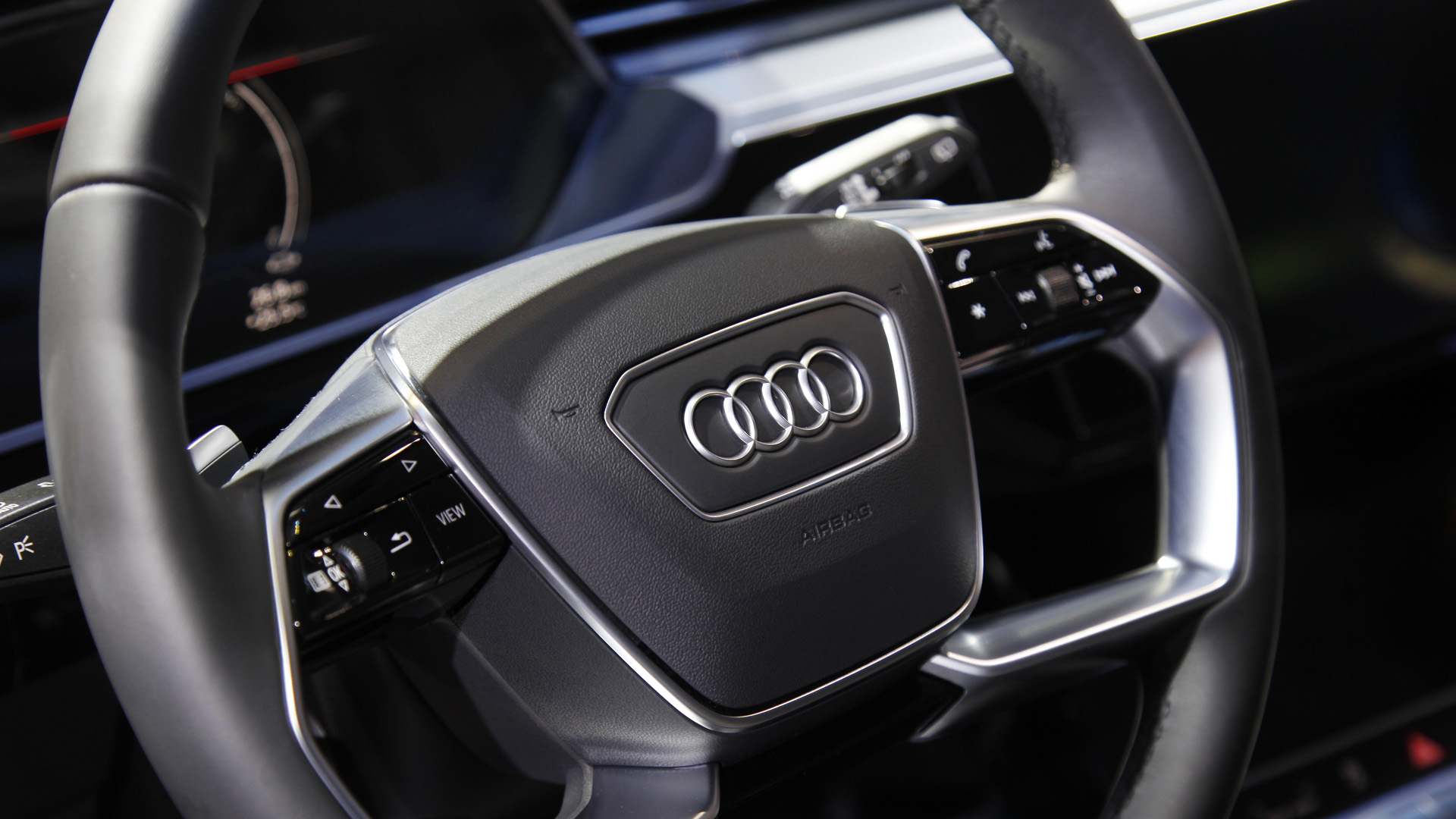 Triển lãm Ô tô Việt Nam 2022: Audi e-tron SUV có hai phiên bản, khởi điểm từ 2,97 tỷ đồng - Ảnh 8.