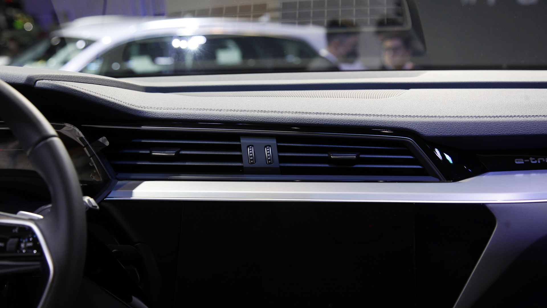 Triển lãm Ô tô Việt Nam 2022: Audi e-tron SUV có hai phiên bản, khởi điểm từ 2,97 tỷ đồng - Ảnh 10.