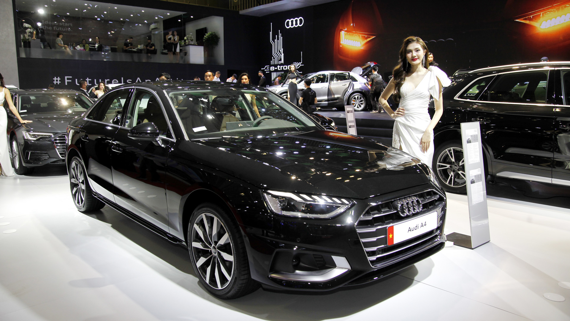 Triển lãm Ô tô Việt Nam 2022: Audi e-tron SUV có hai phiên bản, khởi điểm từ 2,97 tỷ đồng - Ảnh 16.