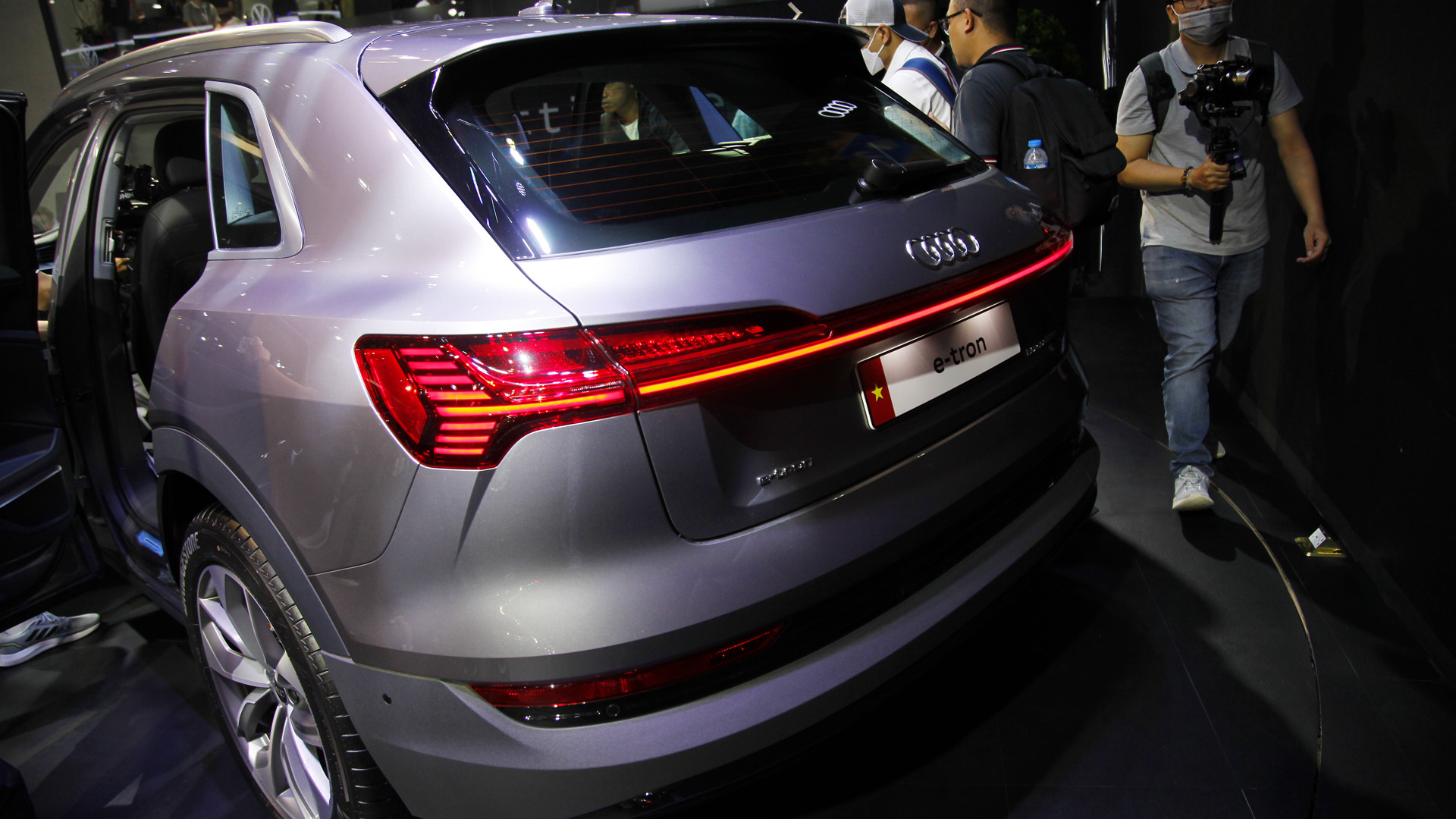 Triển lãm Ô tô Việt Nam 2022: Audi e-tron SUV có hai phiên bản, khởi điểm từ 2,97 tỷ đồng - Ảnh 4.