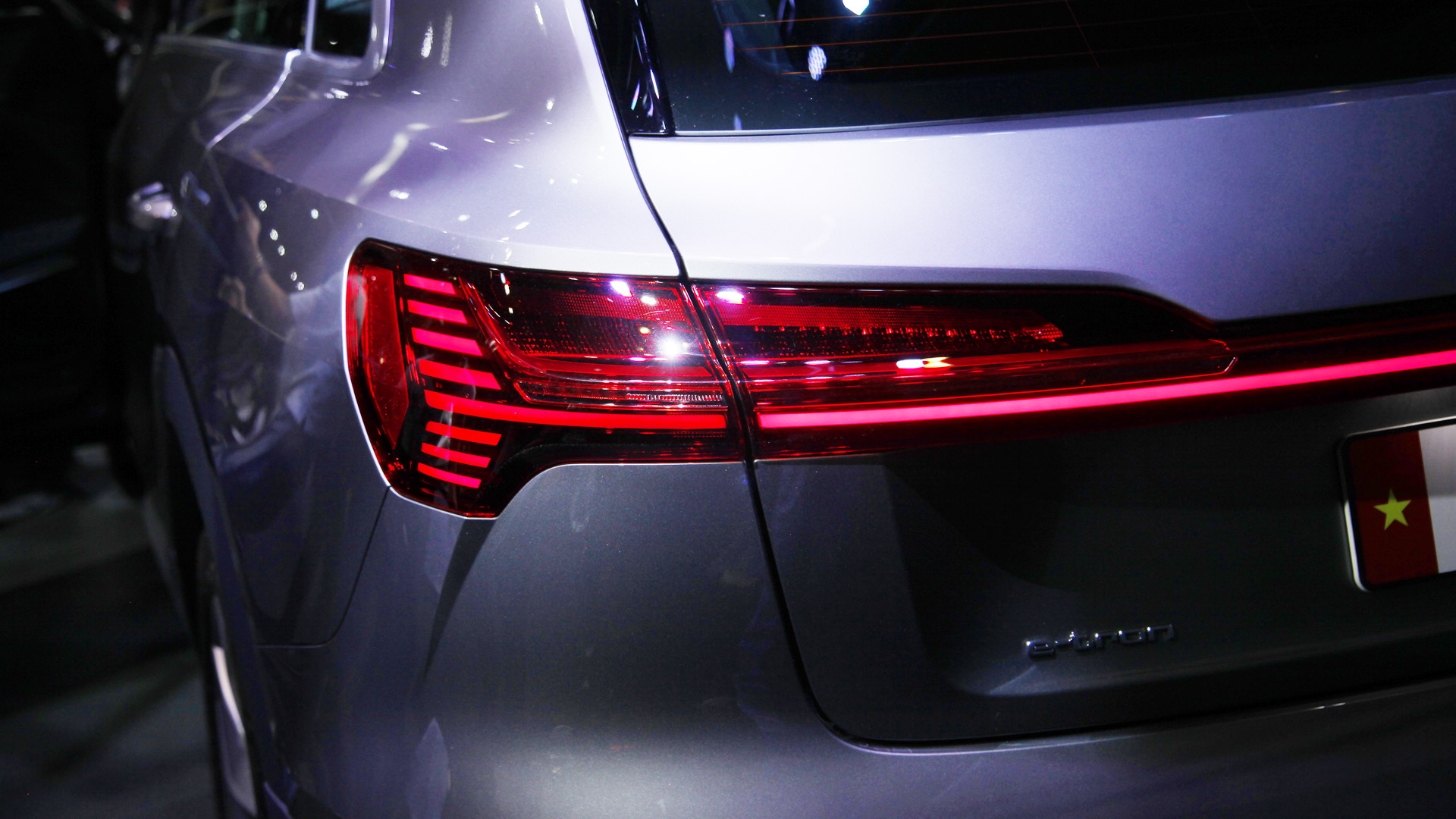 Triển lãm Ô tô Việt Nam 2022: Audi e-tron SUV có hai phiên bản, khởi điểm từ 2,97 tỷ đồng - Ảnh 5.