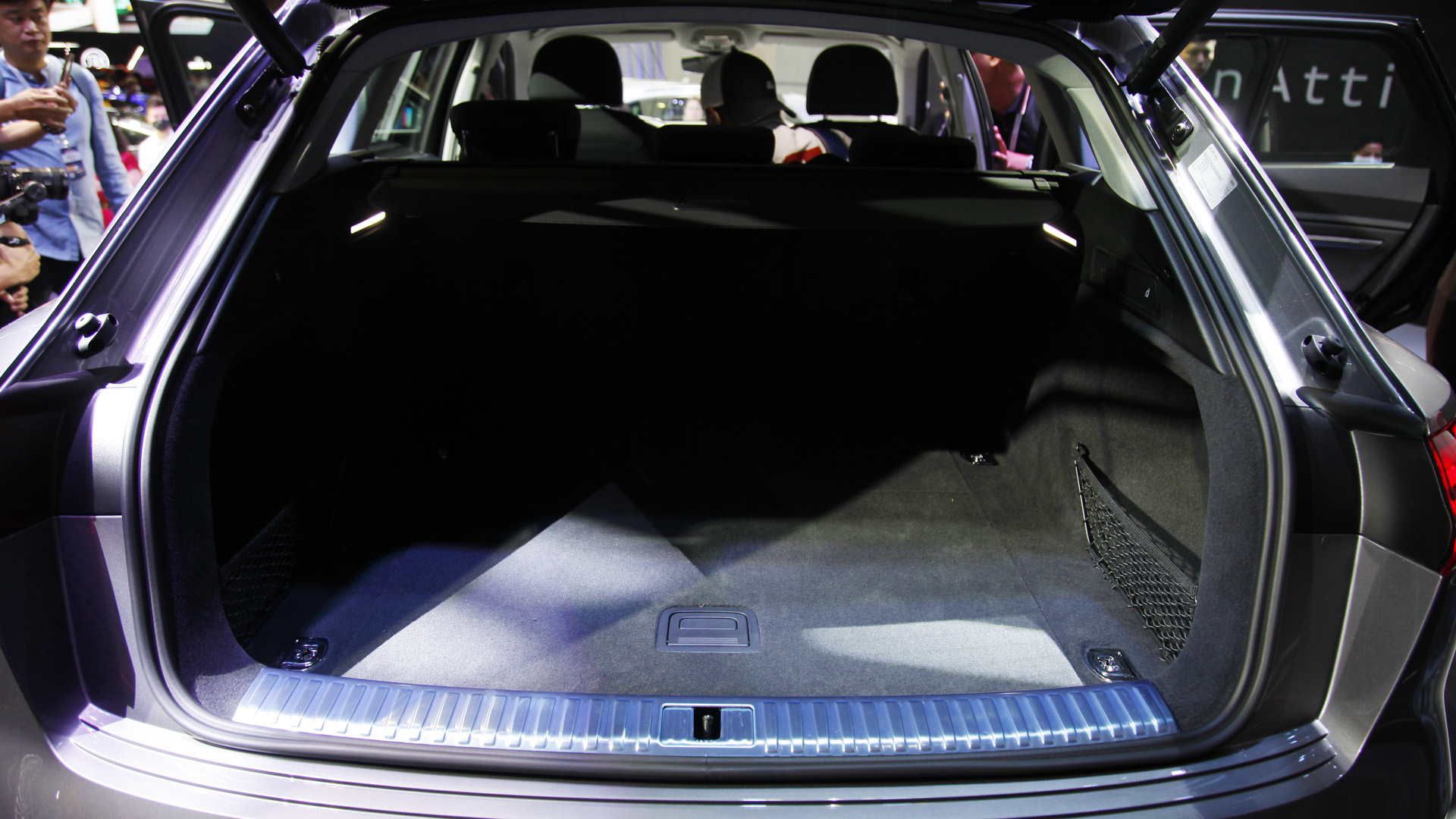 Triển lãm Ô tô Việt Nam 2022: Audi e-tron SUV có hai phiên bản, khởi điểm từ 2,97 tỷ đồng - Ảnh 13.