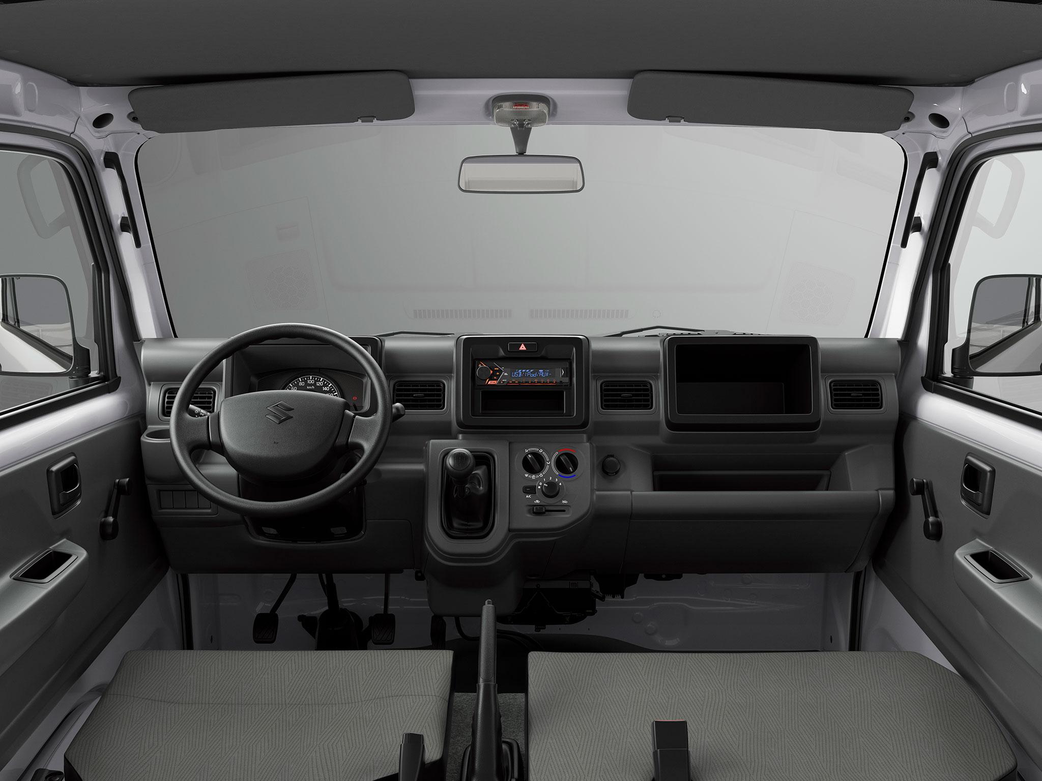 Suzuki Super Carry có khoang cabin rộng rãi và tiện nghi